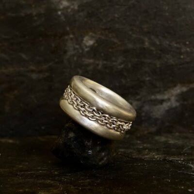seitliche Ansicht des massiven Ringes aus Silber als Nachbildung einer Ankerwinsch,
