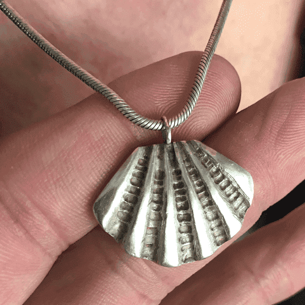 Muschelanhaenger Silber an einer Silberkette