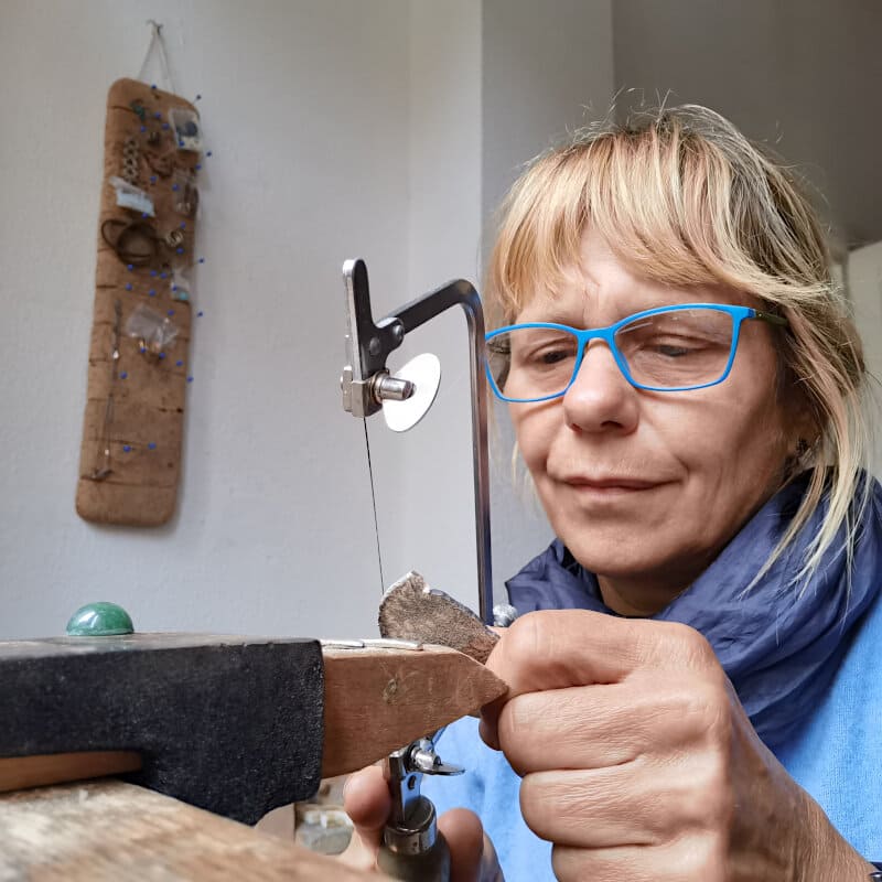 über schmuck vom meer Rieke Bender beim goldschmiedischen Arbeiten in Ihrer Werkstatt