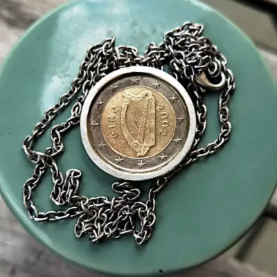 zwei Euromünze in silber gefasst an langer Halskette