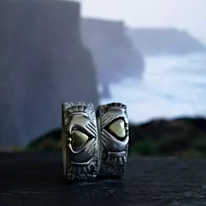 Claddagh-Ring Paar vor den Cliffs of Moher