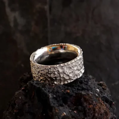 Ring Atlantik Rock massiver Silberring mit Felsenoptik liegend