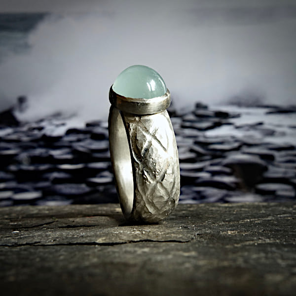 Unikatsring mit grossem Aquamarin und breiter Ringschiene aus Silber mit keltischem Muster
