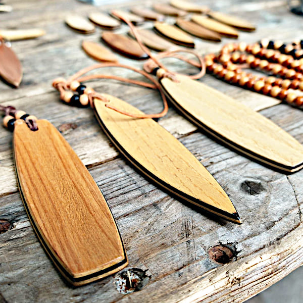 Schmuck vom Meer 17 Handgefertigte Miniaturboards aus Holz – Natur-Schmuck vom Meer, präsentiert am Marktstand in Berlin.