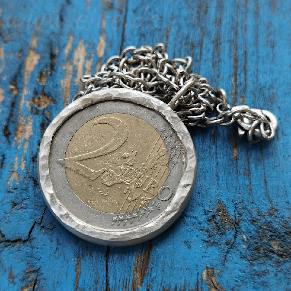 2 Euro Münze in Silber gefasst